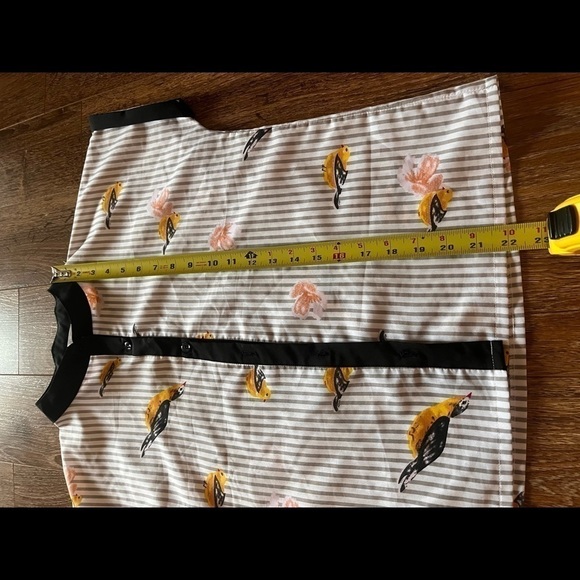 SHORT sleeve bouton with yellow bird size medium ESQ - Picture 4 of 6